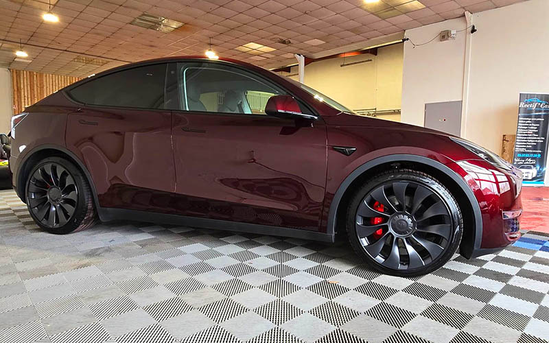 Tesla Model Y dans sa sublime livrée midnight cherry red - Rectif'Cars - Bassin d'Arcachon (33)